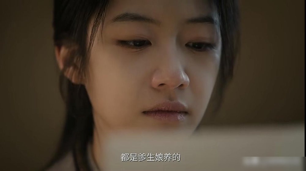 继续追剧《余红旧事》，刘娟发现弟弟刘阳偷偷做了配型检测，知道他打算把肾捐给郝洁，心里一下子揪紧了。
她没歇斯底里地去拽弟弟的衣领，而是转头把一本《许三观卖血记》，不声不响塞给了病床上的郝洁。
这一招太毒，也太让人心酸。
在那个没落的东北工业小城里，普通人活下去本来就得扒层皮。刘阳从林场狼狈逃回
