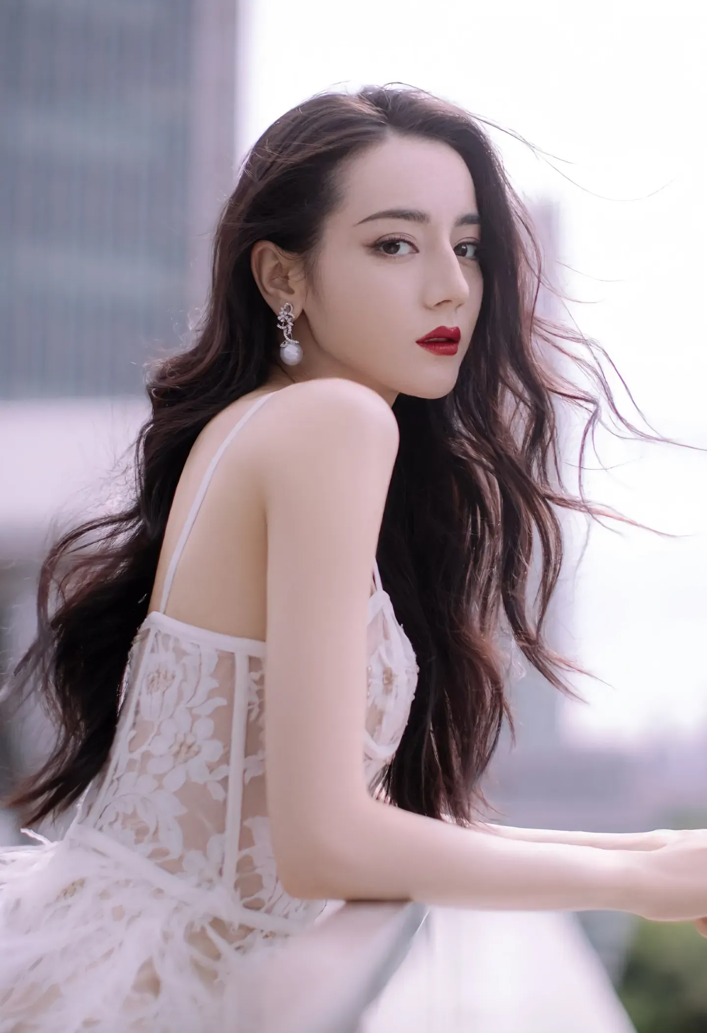 迪丽热巴会不会太美 迪丽热巴真的美到让人失语！她穿抹胸露背开衩闪钻连衣...