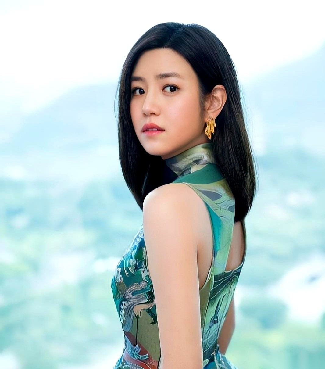 在一场访谈里，主持人把话筒递给陈妍希，抛出了一道极其家常的送命题：“你儿子在家里最怕谁？”
她连个磕巴都没打：“不怕我，怕陈晓。”
主持人立刻顺着话茬往深了挖：“怎么，陈晓平时吼他很凶？”
陈妍希摆了摆手。真不是靠嗓门。
她把陈晓的底牌亮了出来：平时不怎么发火，但到了关键时候，他会硬生生把规矩立在那