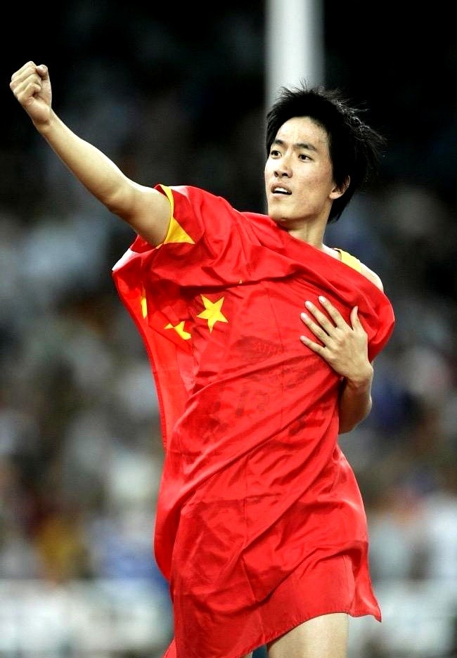 身价超10亿！刘翔拿着耐克终身合同，正满世界溜达呢。

年保底1400万，不用坐班！每年最多露脸5次。

退役这么久，上海赞助商总部依然有个专属中心摆着他的战靴。

前几天他在网上问，安置是买断还是当教练？

当地体育局立马表态：功勋前辈，咱们按规矩好好商量。

这待遇真不是白给的。当年48次跑世界