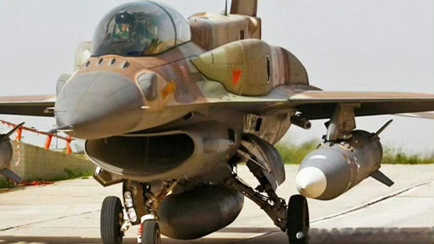 转发分享一张以色列空军F-16I战斗机携带最新的“空中劳拉”空射高超音速弹道导弹的精彩靓图。据称这款导弹最大飞行速度5马赫左右，印度空军已经引进装备到苏-30MKI战斗机上面。#兵器影像[超话]##军事图鉴[超话]# ​