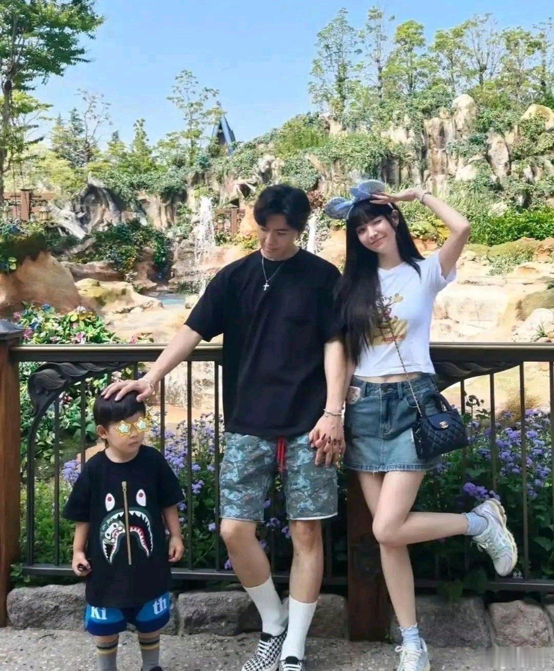 41岁的唐禹哲带着老婆儿子去迪士尼玩，一家三口颜值都超高，画面太养眼了。 ​