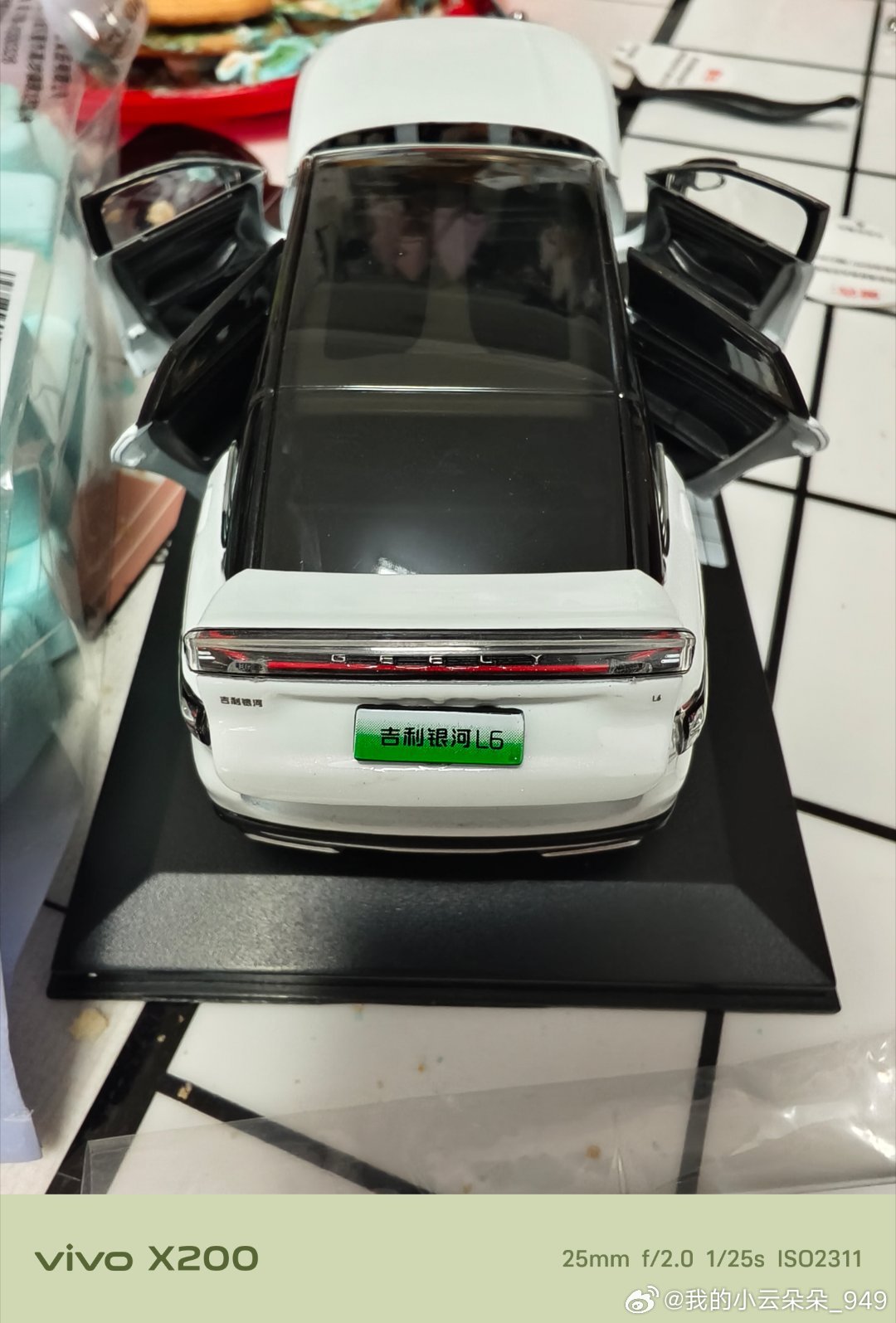 #vivo[超话]##vivo超话#最喜欢这个车模了。所有的车门都可以打开。而且轮胎轱辘也非常的丝滑，非常的好玩 ​