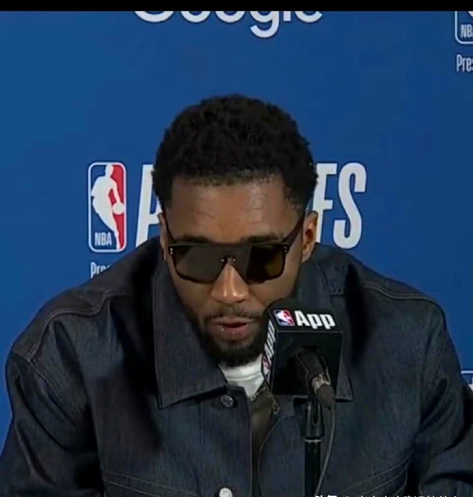 输球后，骑士队更衣室里最怕的不是沮丧，是安静。  多诺万·米切尔站了出...