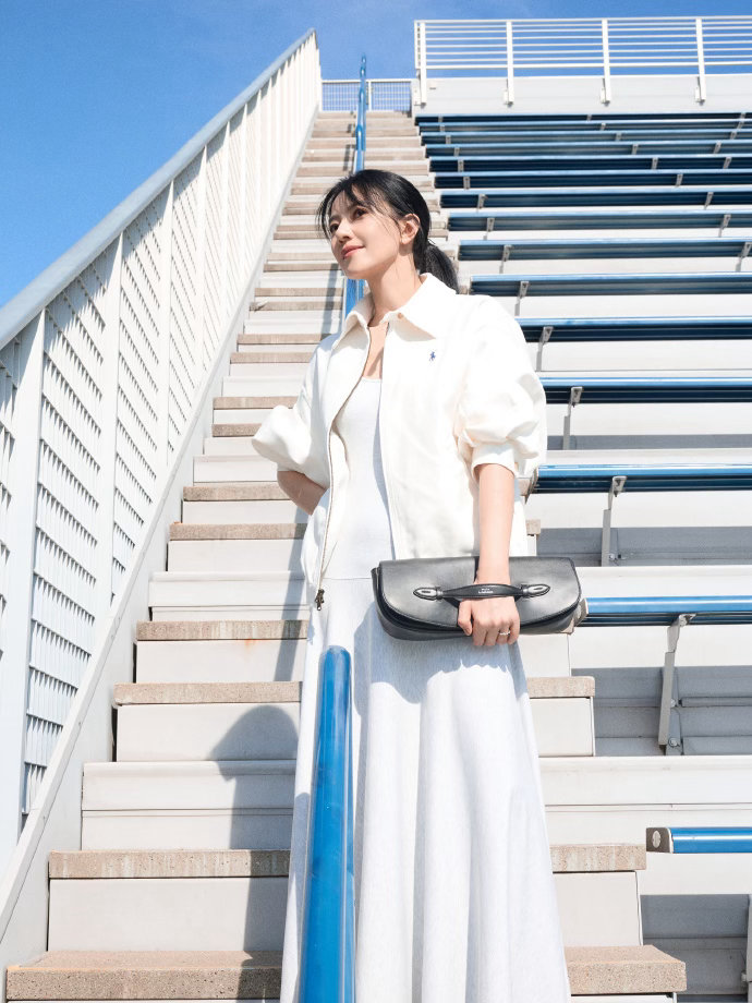 #高圆圆时装周后打卡美网##美网联赛偶遇高圆圆#谁懂啊，看完她打卡美网的图，我也想给自己安排一场“工作结束后的奖励”。不一定非得出国，哪怕看场电影、吃顿好的。高圆圆告诉我们：会工作的人，也要会享受。 ​