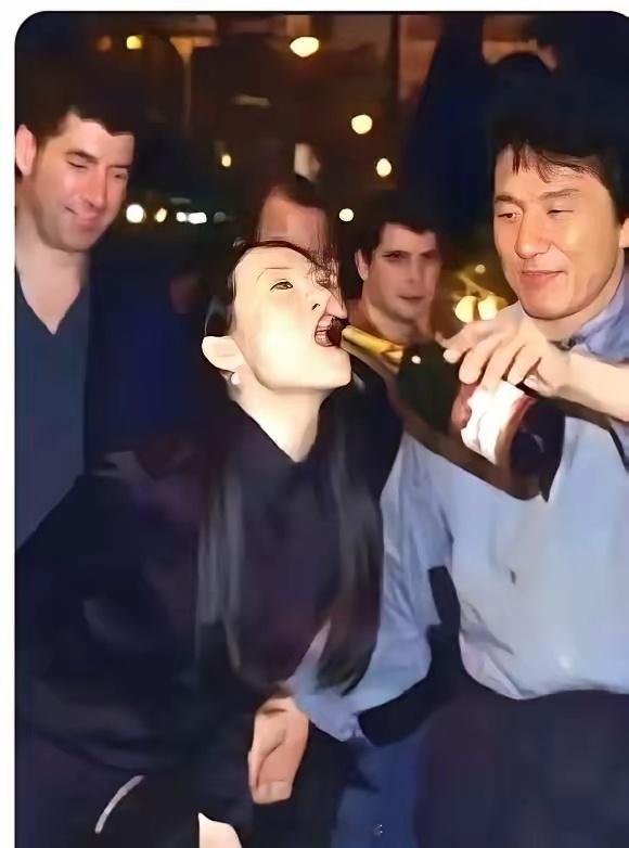 当年那场生日宴的劲爆程度，搁到现在绝对要让服务器瘫痪好几天
​​​1.8万一瓶的高档红酒直接拎起来往女客嘴里猛倒，换一般人早急眼了，可这女客不仅欣然接受，还借着酒劲连送了五个香吻
​​​时间退回到2001年，那会正好是成龙47岁的生日局
​​​刚出名不久的章子怡受邀赴宴，在这场局上可是给足了 ​