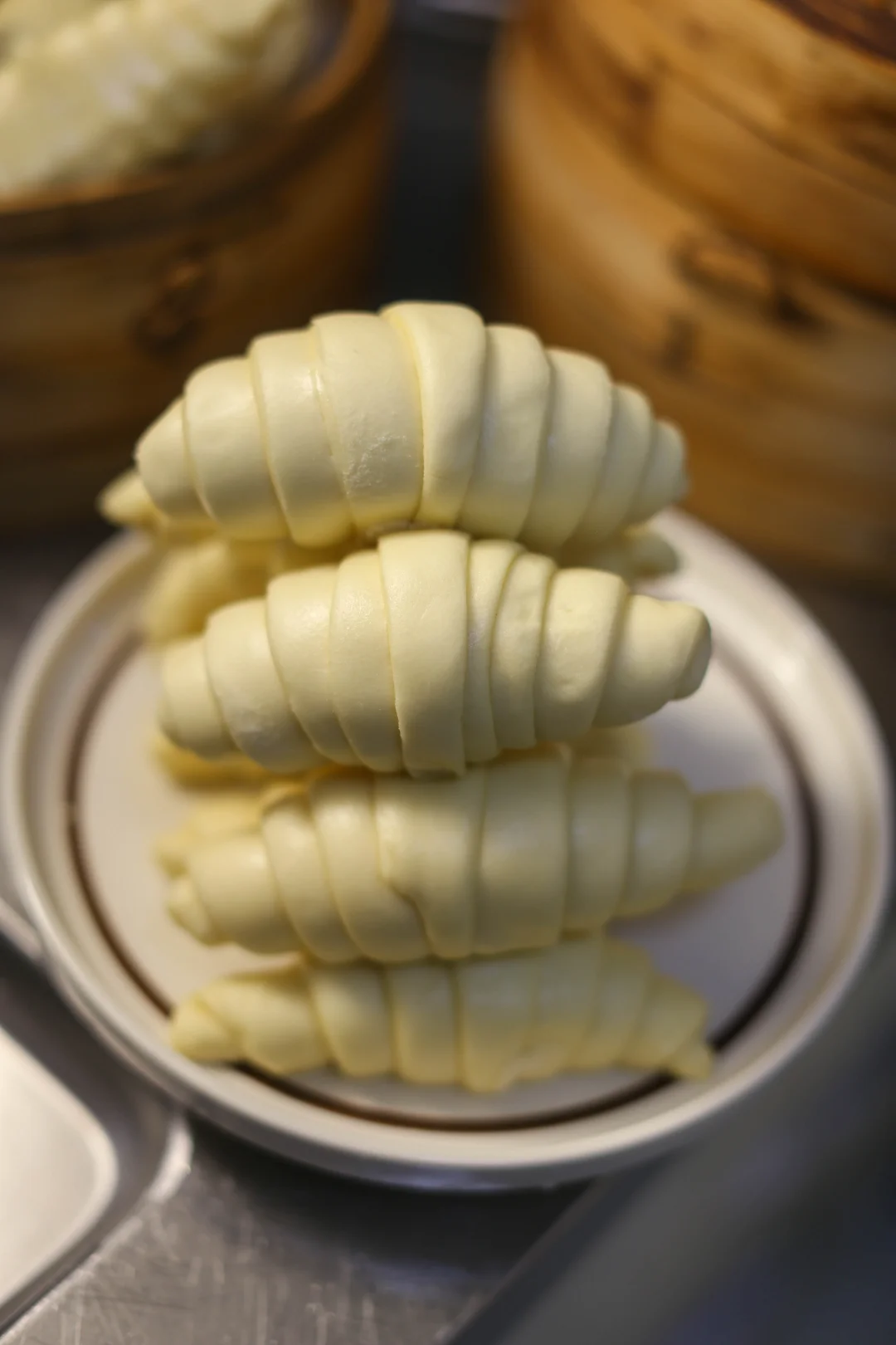 牛奶牛角包馒头，蓬松且柔软，表皮光滑透亮