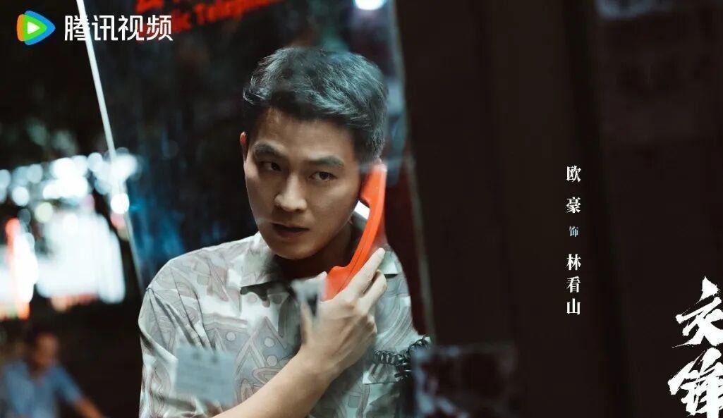 同样是正当红的帅气小生，别人为番位和千万片酬争破头，欧豪却主动推掉高额商单，把片酬大砍一截往央视大剧里扎。
短短三个月，接连三部男主剧在央八黄金档接档硬上，换谁看了不得纳闷一句：他到底凭什么能拿到这么硬的资源？
早年间他跟马思纯谈恋爱，评论区铺天盖地全是冷嘲热讽，扣的帽子无非是软饭男、资源咖。
