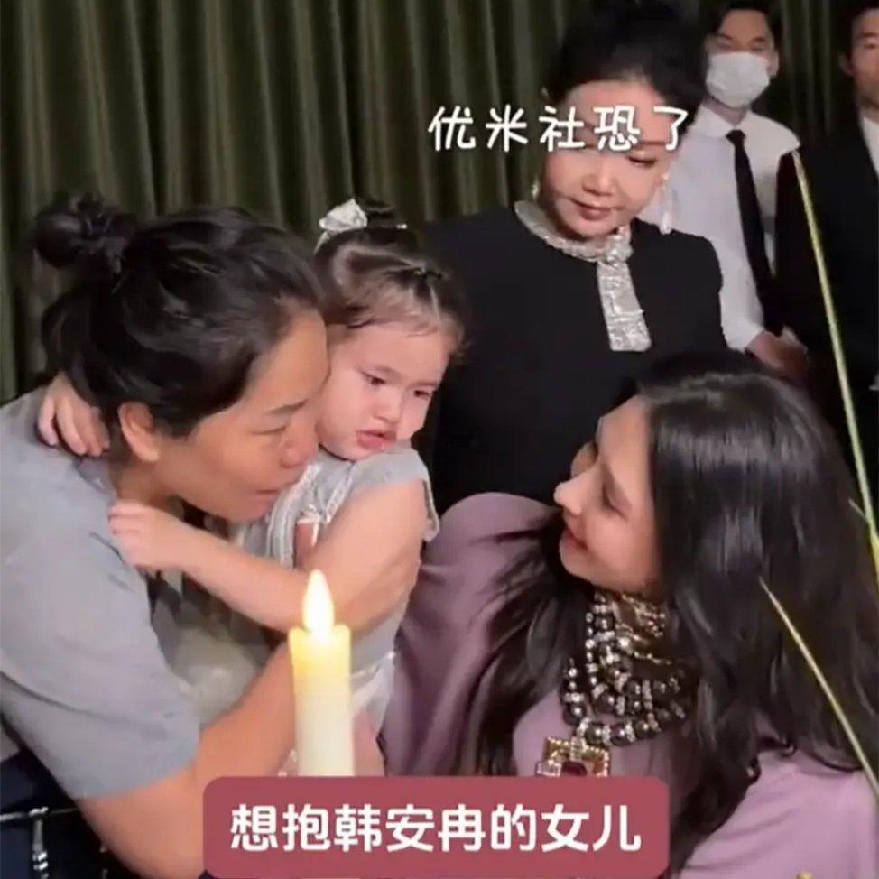 46岁张柏芝紧盯韩安冉女儿爱不释手，三个儿子还不够养的啊[挖鼻] ​
