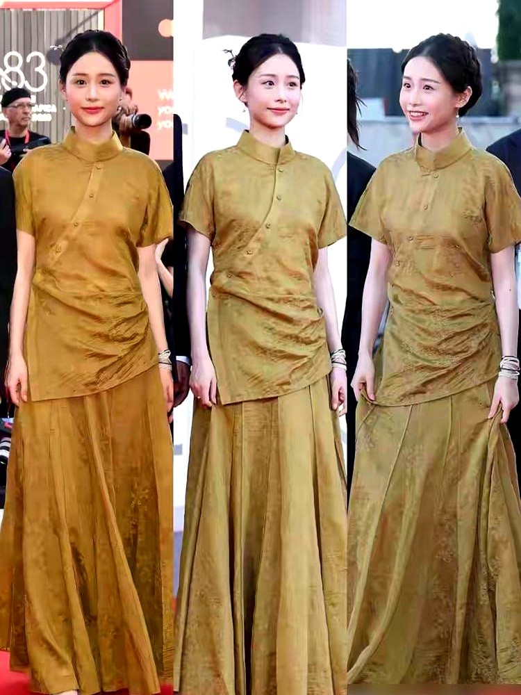 穿件大牌西装走红毯，就被骂向资本低头。

李思潼在威尼斯红毯上没急着摆造型，而是死死攥着素人搭档王晓慧的手，十指相扣。王晓慧面对长枪短炮直哆嗦，半天憋不出一句话。

李思潼一把接过话筒说她今天表现特别棒。不仅把尴尬全挡了回去，合影时还硬往边上退，把剧组其他人全推到镜头正中间。

就在前两天，网上还有