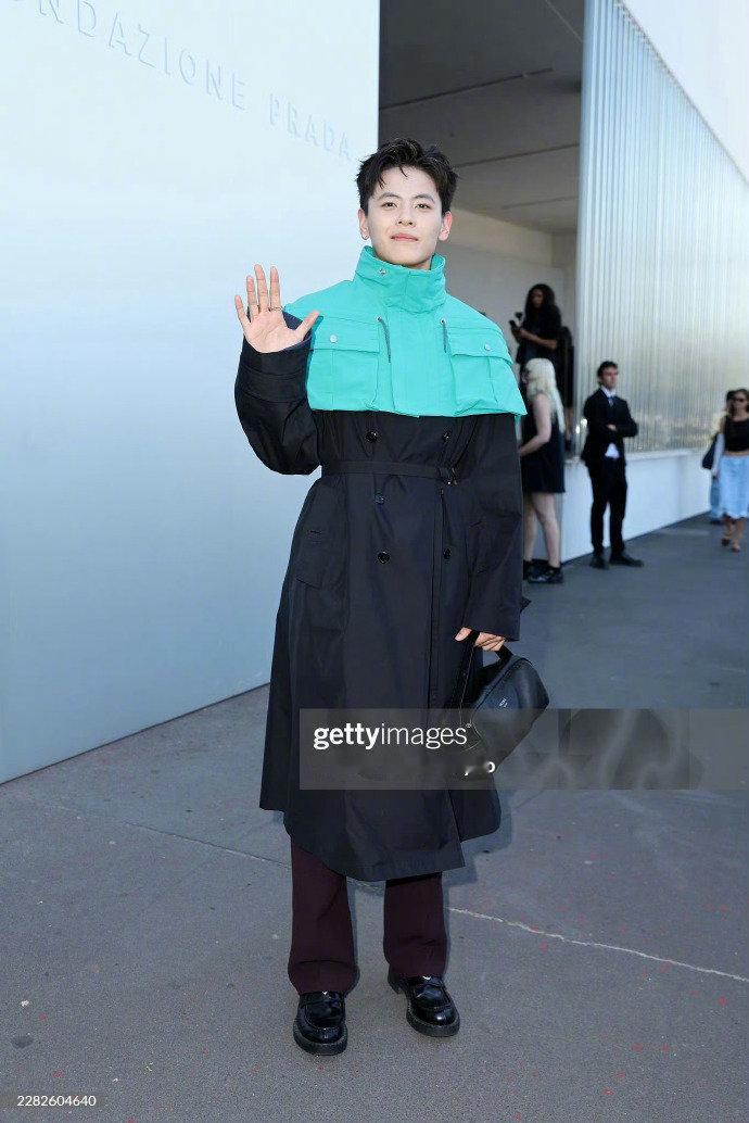 杨舒予亮相米兰时装周 Prada 秀场，中国女篮的时尚力量正在走向世界...