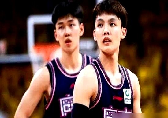 “接着练，别停。”徐杰在这条视频底下的留言，把一个坐冷板凳的年轻球员炸了出来。

194公分，79公斤。李奕臻这身板在CBA的长人林里，薄得像张纸。本赛季规则一变，他直接没了上场摸球的机会。

换别人早发牢骚了。他倒好，一头扎进球馆，发出来的视频里，汗水把训练服死死黏在后背上。

徐杰当年也是从替补