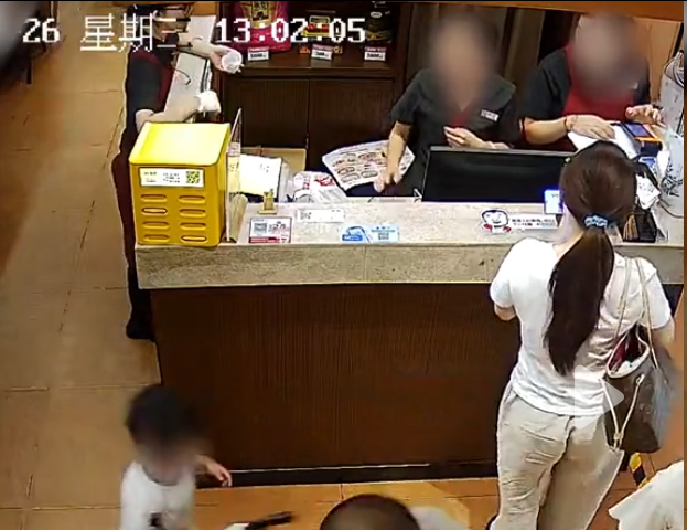女子拟起诉 4 岁男孩引争议：是合理维权，还是纠缠式维权？

一个女生在餐厅被一个4岁小男孩碰了屁股，她当场揪住孩子脖子不放，孩子吓得哇哇大哭。之后她坚持要起诉这个4岁孩子，调解了几轮都不接受，非要把官司打到底。

但监控一曝光，根本不是她说的“故意摸臀”，就是小孩在窄过道里跑动时，手蹭到了而已。