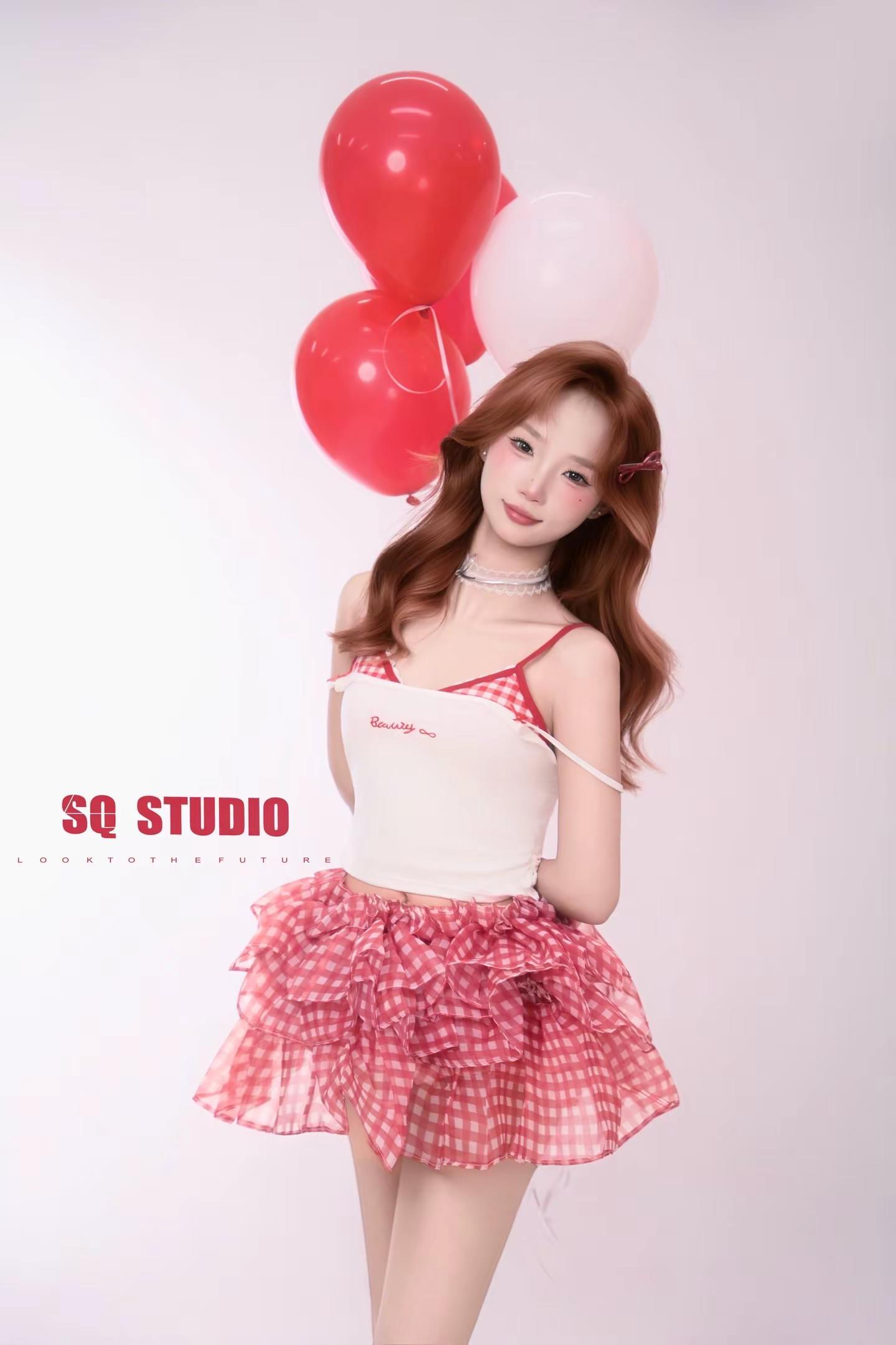 甜妹限定生日写真上新啦～又发现超绝甜妹穿搭公式✨纯欲印花吊带漏出小香肩...