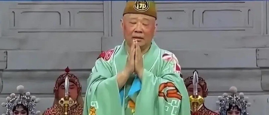 罚没64万22天后郭德纲首发921字长文只聊江湖黑话，不提红歌不提道歉，老粉丝说翻篇了，路人问一句错哪了
9月29日上午9点55分，郭德纲在今日头条发了一篇921字的随笔，通篇讲的是旧社会江湖行话：古玩行被骗叫“吃药”，后厨酱油叫“黑水”。全文找不到“武汉”“红歌”“改编”“罚单”“道歉”中的任何一