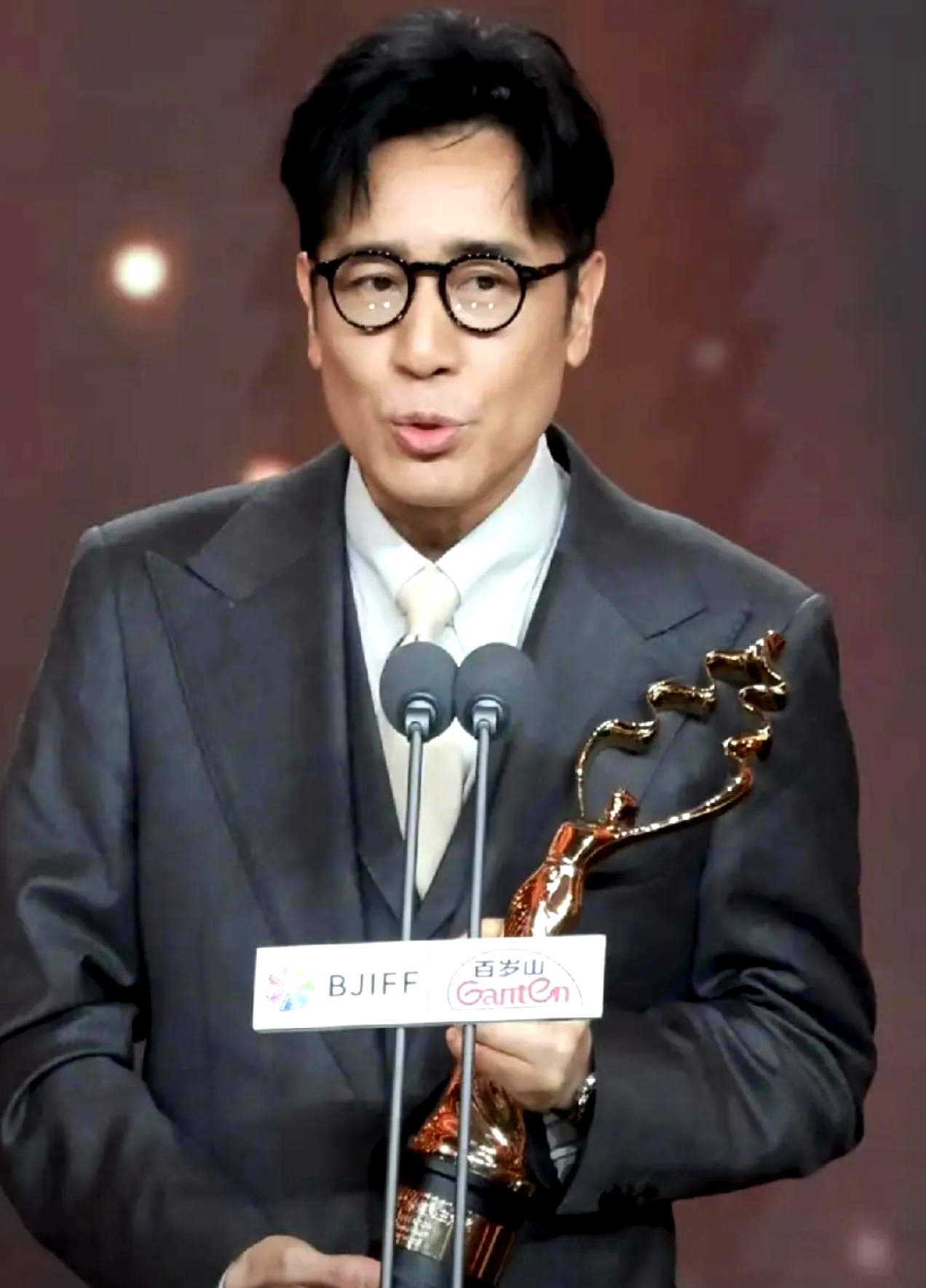 张译段奕宏台上跟他闹成一团，这影帝拿得太有意思了。    于和伟凭《森...