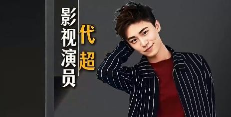 当年看《白眉大侠》对着电视比画招式的那批人，恐怕没人能忘了那个手握金丝大环刀的“三手大将”徐良。
那个年代没有抠图，更没有替身满天飞的排场，能把徐良这个山西人口音、长相略带丑态却一身绝活的角色演成几代人童年英雄的，就是张家口汉子赵恒煊。
很多人只记住了他的白眉毛，却不知道他是11岁就在剧团翻跟头