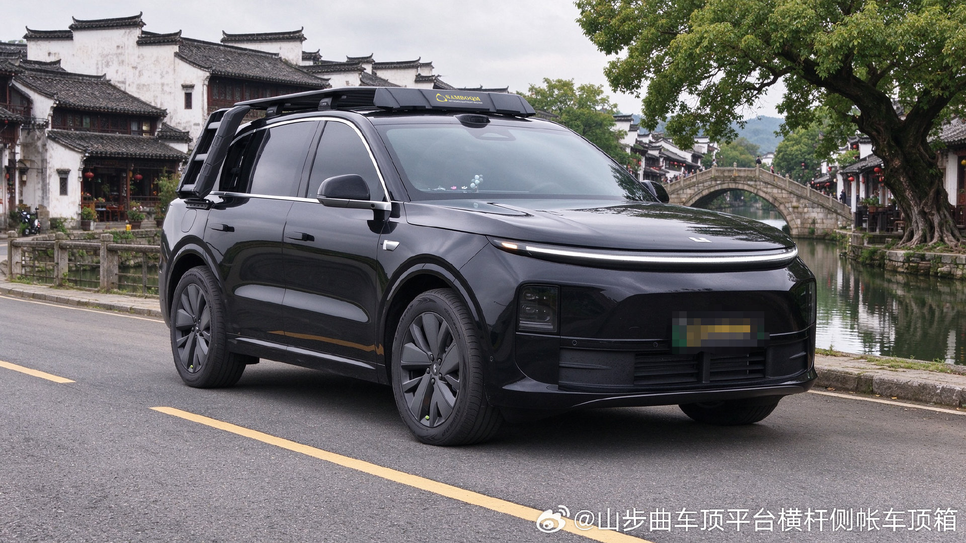 理想 L8｜山步曲车顶平台上线，自带发光带电设计，搭配侧边爬梯。原车无损适配，硬朗外观瞬间拉满气场。拓展装载空间，露营装备轻松收纳，自驾旅途更从容。兼顾颜值和硬核实用性，家用 SUV 一秒解锁户外穿越的氛围感，奔赴每一场山野旅途。#理想汽车[超话]##理想# ​