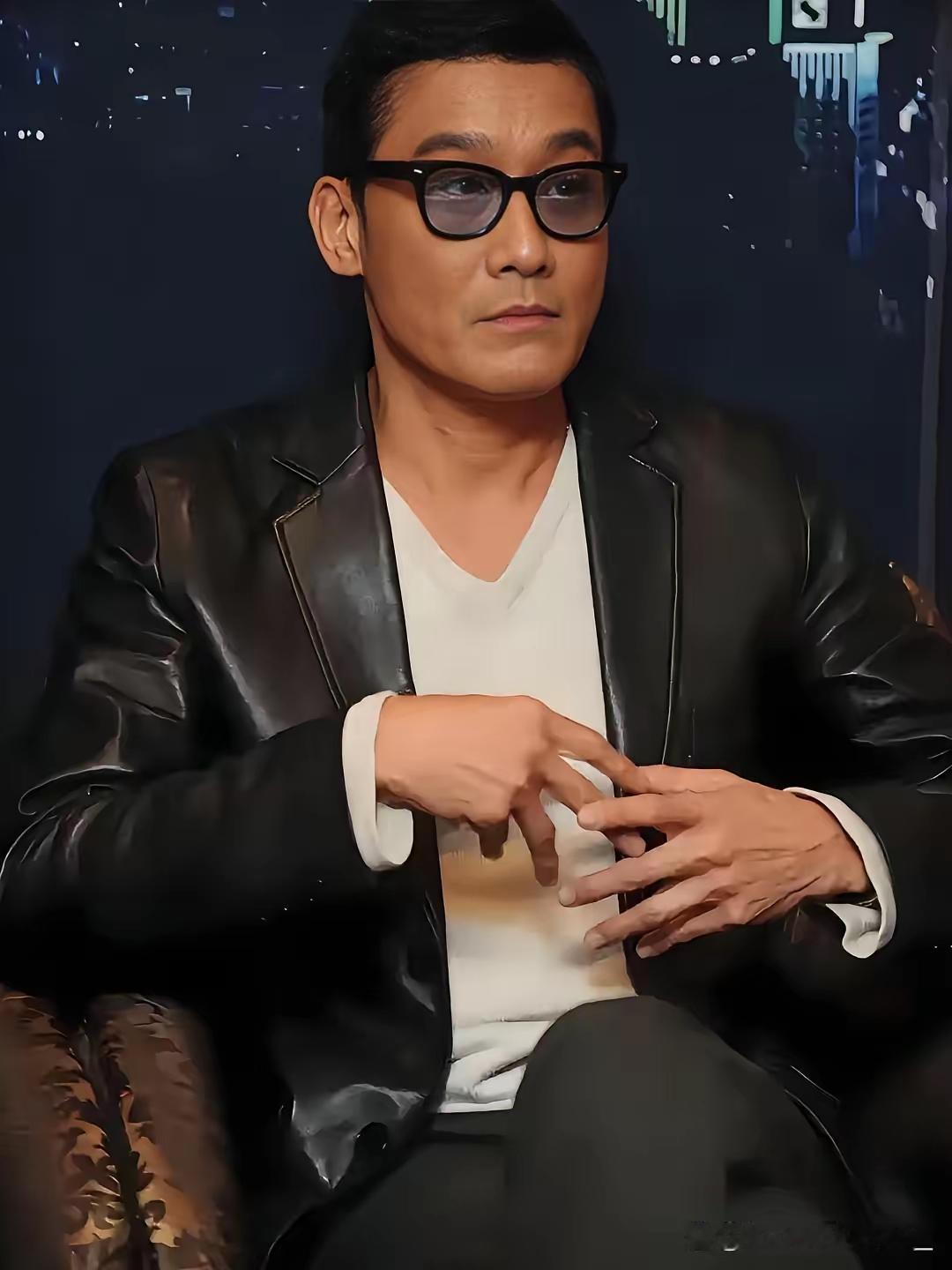 梁家辉一段话刷屏：社会该敬重的，从来不是聚光灯下的明星
 
梁家辉2022年的一段采访近期再度走红。他提到在香港，老师、医生、科研人员才是最受尊重的群体；明星走在街上很少被围观，大家明白艺人只是一份职业，不必过度追捧。周润发坐地铁、刘青云逛菜场，都是常态。对比之下，个别内地明星出行要清场封路，两种截