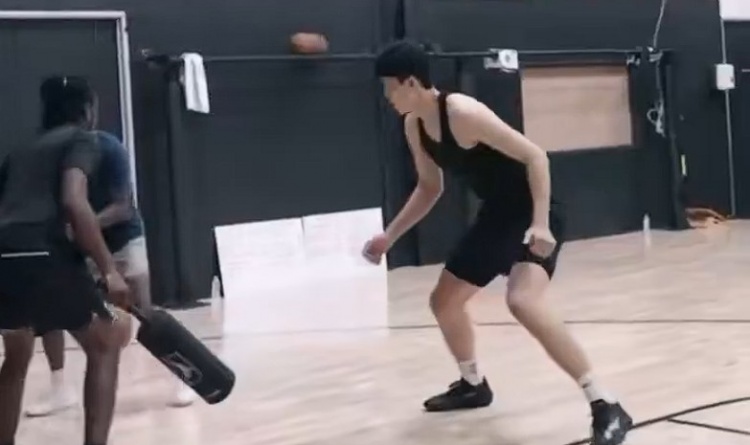 杨瀚森训练对篮筐狂轰滥炸，拓媒：小杨将开启恐怖模式
近日，杨瀚森在进行一场训练，小乔丹和隆多都在现场，开拓者自媒体RⅠ PCTYYYY晒出小杨训练的片段，训练中杨瀚森有转身上篮，空切上篮，勾手打进，空接暴扣，无所不能，对篮筐发起猛烈的进攻，狂轰滥炸。配文写道，杨瀚森休赛期训练要开启恐怖模式了，的确，