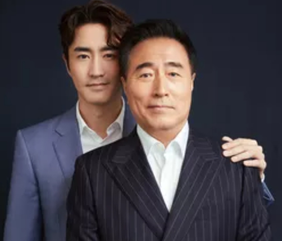 杨立新与他的儿子杨玏，这对父子如同一个模子刻出来的，眉眼、鼻梁和脸型都极其相似，连神态都如出一辙。

杨立新他深耕荧幕四十多年，代表作有《我爱我家》《甲方乙方》等经典作品。儿子杨玏他凭借《三十而已》《小丈夫》《匆匆那年》等剧成为实力派青年演员。

父子俩的关系更像无话不谈的朋友，杨玏常亲昵地称父亲为