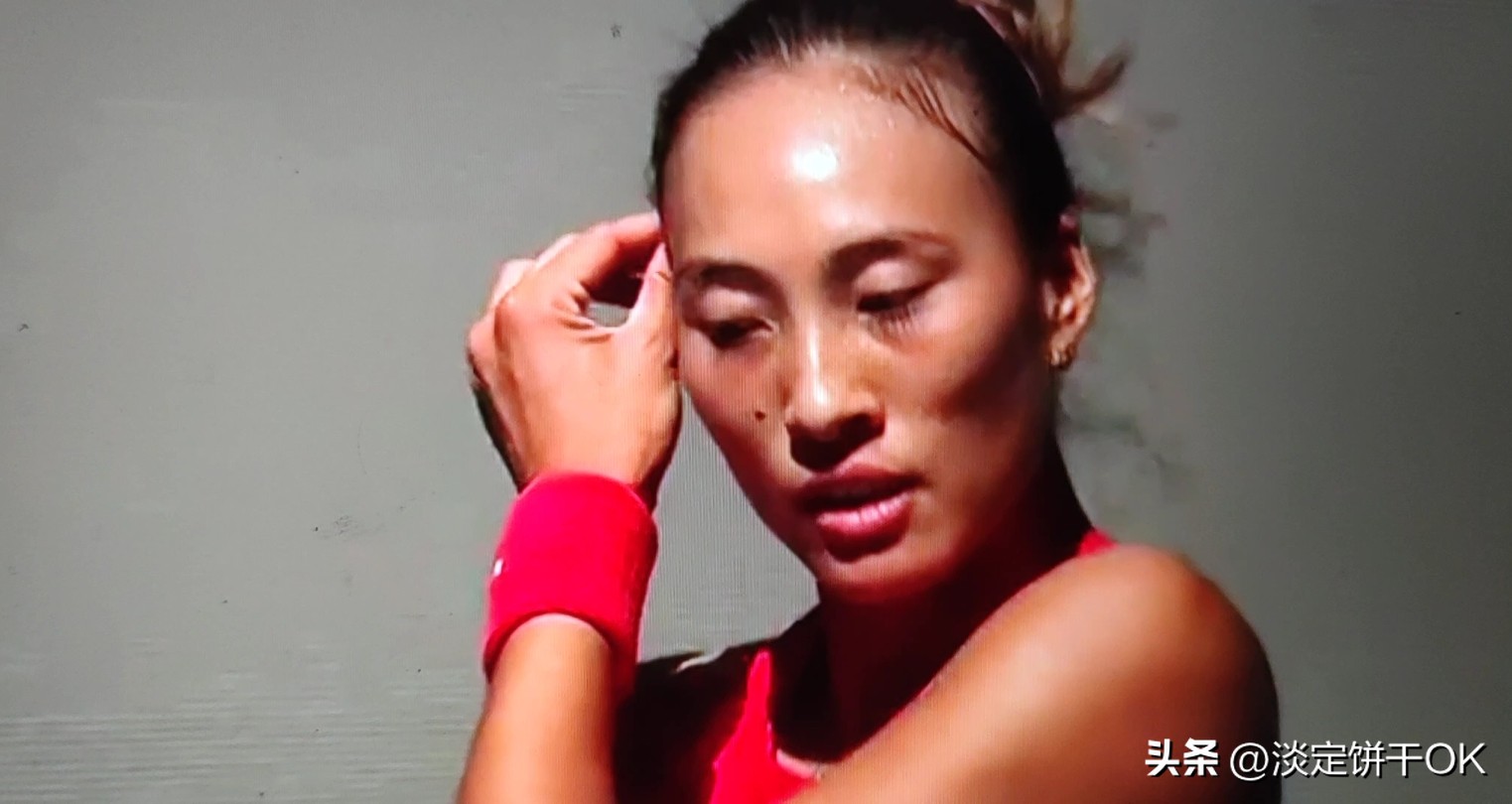 WTA1000中国网球公开赛第一轮，郑钦文对阵来自嘉兴的小将施晗，施晗世界排名第231位。
    第一盘，1平过后，两人互破两局打成4平，一直打到抢七，施晗从小分2:6追到了6平，郑钦文8:6险胜。
   第二盘，4平过后，第10局郑钦文两个正拍失误，施晗成功破发6:4扳回一盘，追到1平。