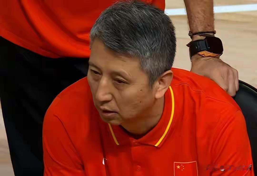 令人失望！中国男篮不敌伊朗，铜牌也没了，三分7‑15，亚运第四收官。名古屋亚运会男篮铜牌争夺战，中国队与伊朗男篮展开较量，整场比赛外线手感持续低迷，三分球十五投仅七中，进攻端打不开局面，防守也出现不少漏洞，最终输掉比赛，只能拿到第四名，无缘站上领奖台。
 
这场铜牌战，开局阶段双方来回拉锯，比分交替