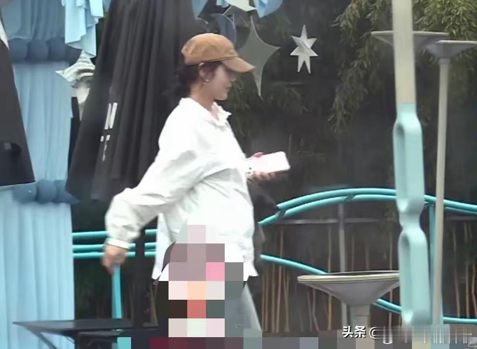 张佳宁疑似怀孕，穿白色外套小腹凸起明显，走路也是小心翼翼的 ​