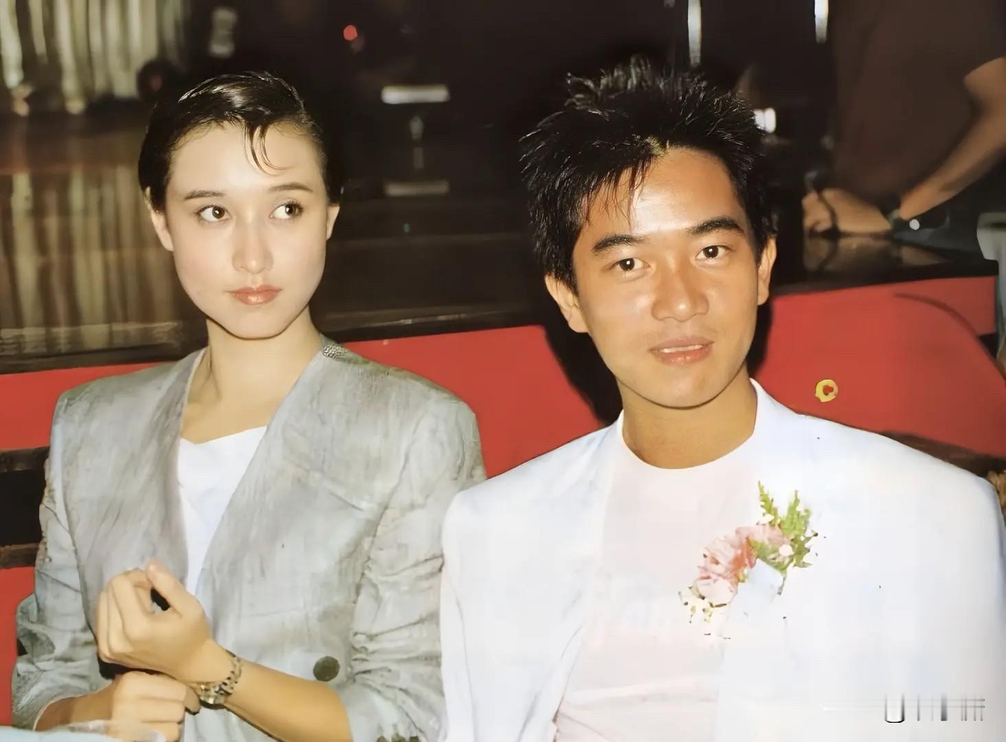 这三张老照片拍于1984年。那年陈百强（Danny）第一次带中澳混血女友Karina公开亮相，男帅女靓，两个人状态都特别好，站在一起真有点金童玉女的感觉。

Danny当时已经是乐坛顶流，Karina五官深邃、气质独特，还当过谭咏麟《爱在深秋》MV的女主角。两人认识不久就经常被拍到一起出现，Dann
