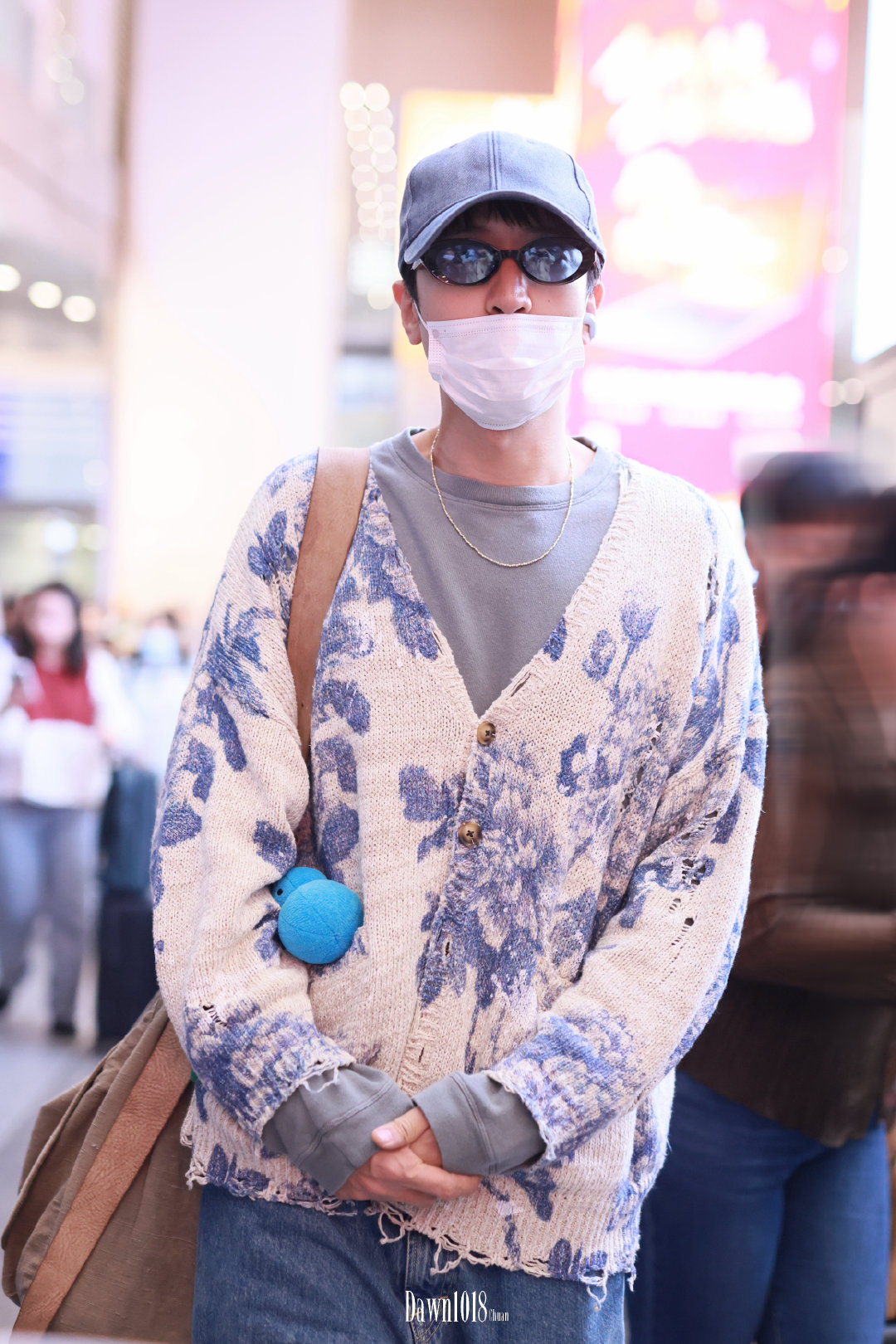 #王传君[超话]#  📷 #演员王传君# 

𝟐𝟔𝟏𝟎𝟎𝟕  北京机场到达🛫

人海中，
亮眼的一抹蓝[照相机]

​​​