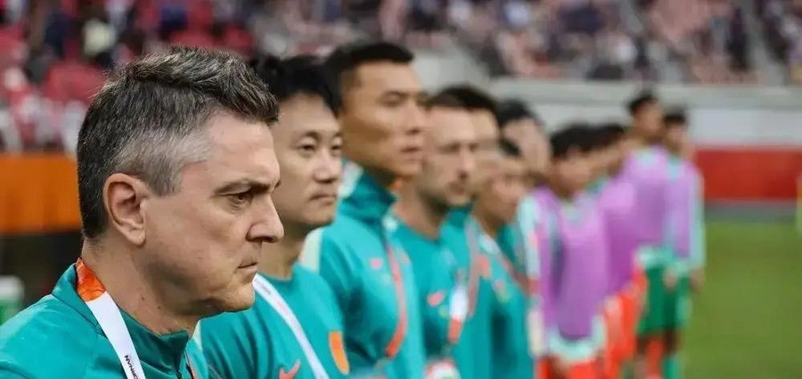 国足0比5输巴勒斯坦60年首败邵佳一道歉，亚运队同日点球夺铜牌创28年纪录，央视直播这场翻身仗到底赢在哪
开场仅14分钟，胡荷韬接蒯纪闻传球破门，名古屋亚运铜牌战上，这支队伍用一次干净利落的闪击给出了答案。
同一片天空下，重庆龙兴足球场记分牌上的0比5还在刺痛眼球。国足此前对巴勒斯坦5胜2平保持60