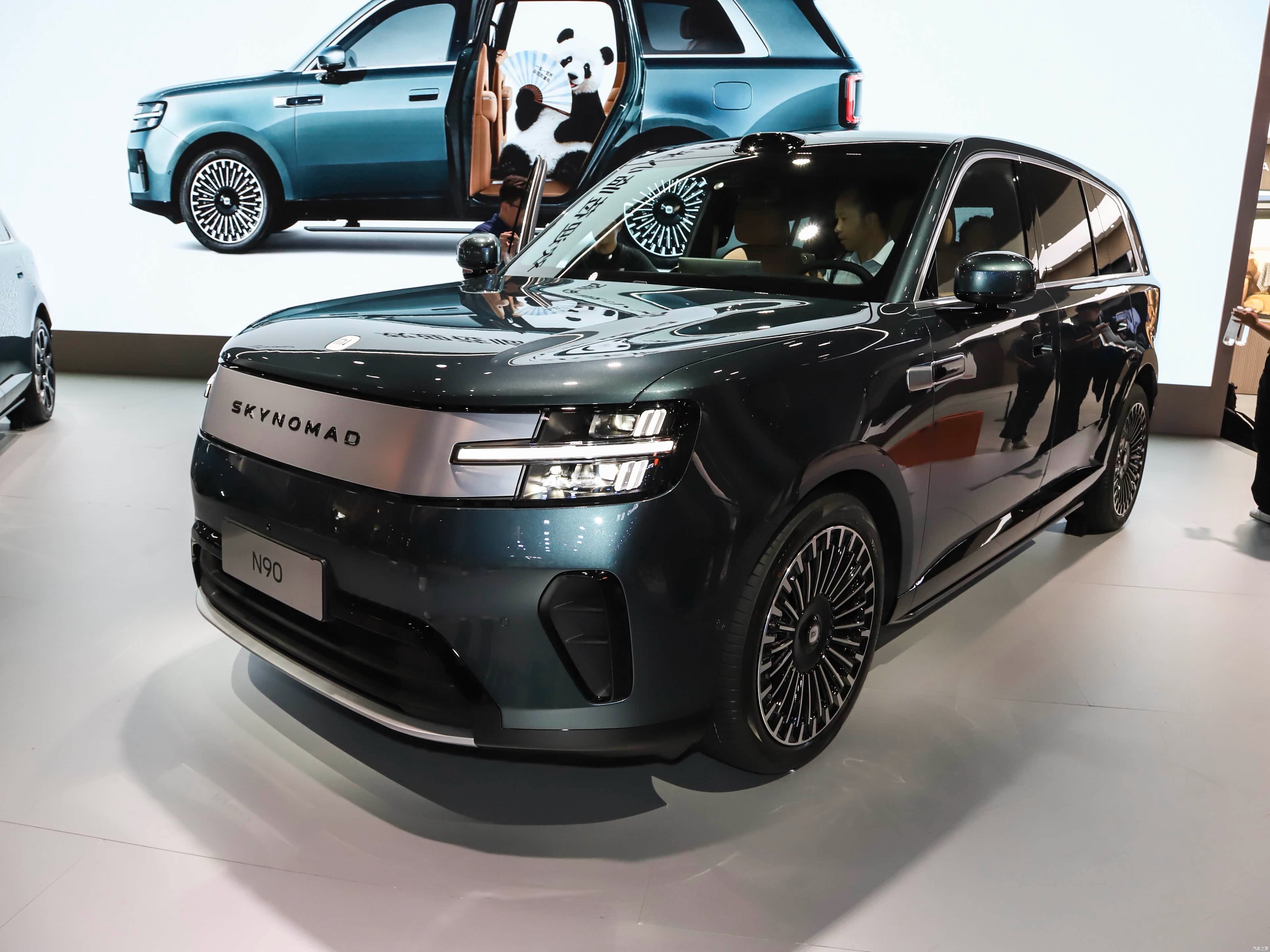 MAX深度体验！六座SUV，主打一个家里的移动客厅？
成都车展小米N90 MAX展台围满了人，特意挤进去体验了一遍。
基于昆仑平台打造，车内纯平地台设计，二三排可以一键放平变成大床，前排座椅还可选装旋转功能。中间的滑动中控岛，自带冰箱、快充接口，居家氛围感很强