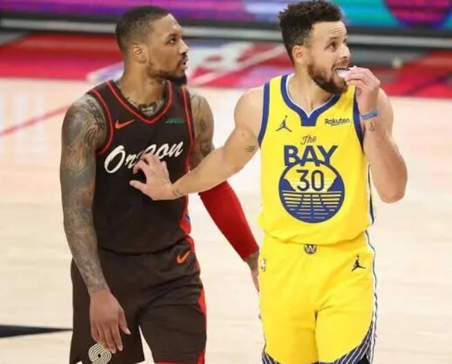 近日勇士球星德雷蒙德·格林录制了《The Draymond Green Show》播客，在最新更新的一期里，他谈到利拉德与库里的相关话题。

追梦：利拉德发布了他周末的投篮训练视频，他在1168次三分出手里命中了1100个，命中率高达94%。我的职业生涯大部分时间都在和库里、汤普森一起打球，我见过他们在训练中展现出 ​