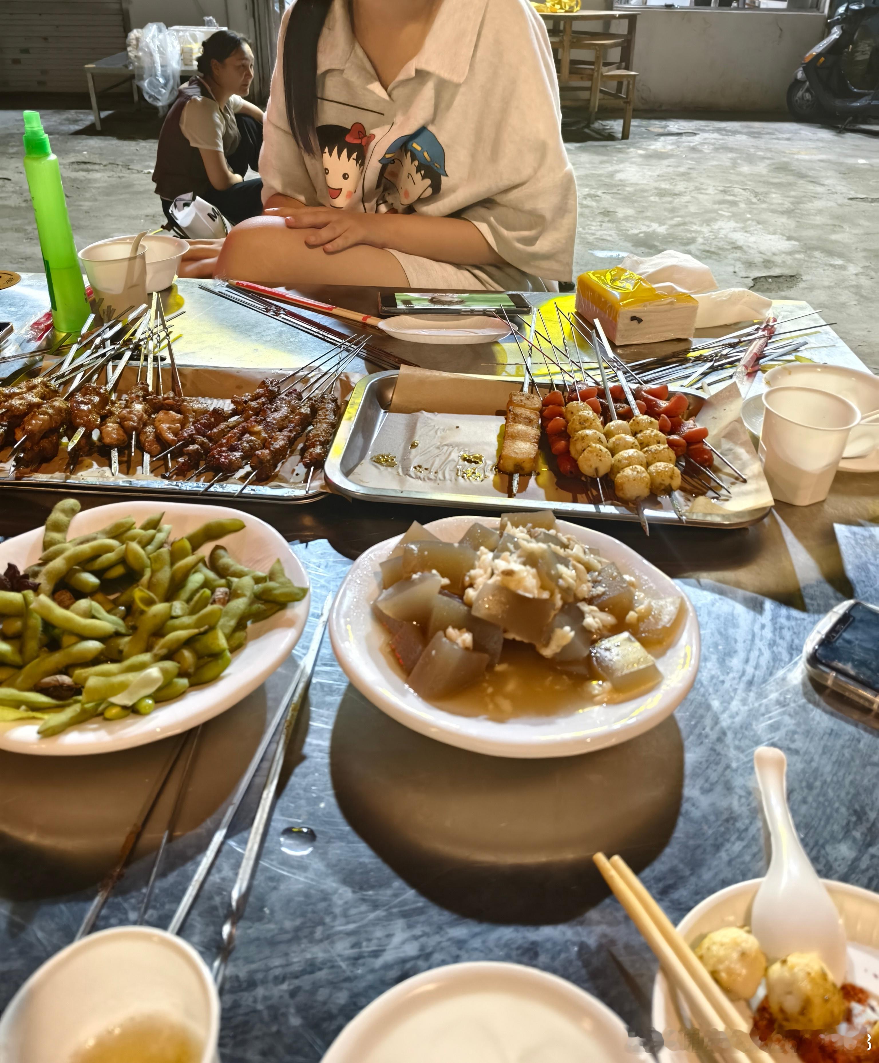 秋月圆，开深蓝S05奔赴团圆
一年一度中秋节，开着我的深蓝S05，带着全家踏上回家旅途。
有辅助驾驶跑长途轻松不少，续航给力，中途服务区补电也很省心。
不用再赶时间抢票，一家人在车上说说笑笑，一路向着家出发。
一台小车，承载一家人的欢喜，奔赴属于我们的中秋圆满。
愿大家中秋路上平安，月圆人 ​