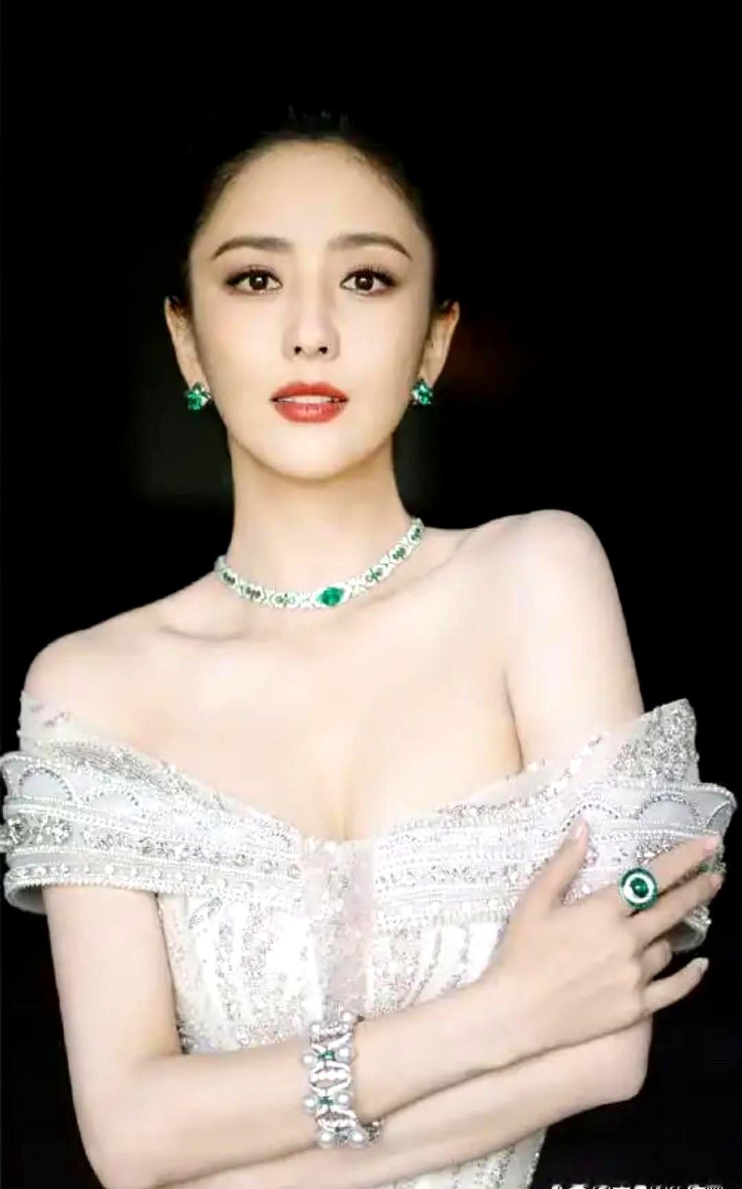 当年在快本上认准陈思诚，众目睽睽下办婚礼，现在的佟丽娅借着鲁豫的访谈回应外界风波，轻描淡写，转身就拉着身边姐妹一起搞钱
 

董璇复出缺资源，进组拍戏带着她，连小酒窝登台的机会也给安排上，新疆闺蜜开餐厅，直接带着鲁豫进店吃饭，把店里生意硬生生带火
 

女人一旦不在感情里内耗，杀伤力真的太惊人了