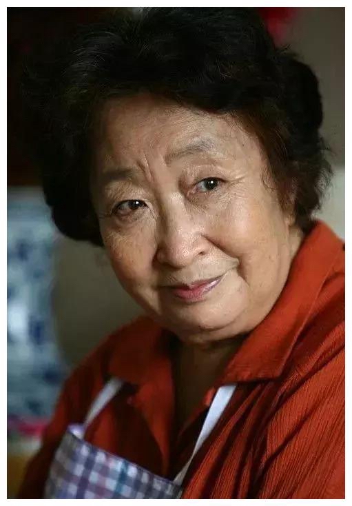半路夫妻是不是贼？彭玉用一辈子给出了答案

人走了，账还清着，这才是真体面。

老艺术家彭玉93岁离世，留下满屏的“妈”和“姥姥”。可比起那些经典角色，她晚年干的一件事更让人服气——再婚时，把财产那本账，掰开揉碎摊在了桌面上。

67岁那年，她嫁给了亡夫的姐夫。这关系听着别扭吧？外头人嚼舌根，说辈分