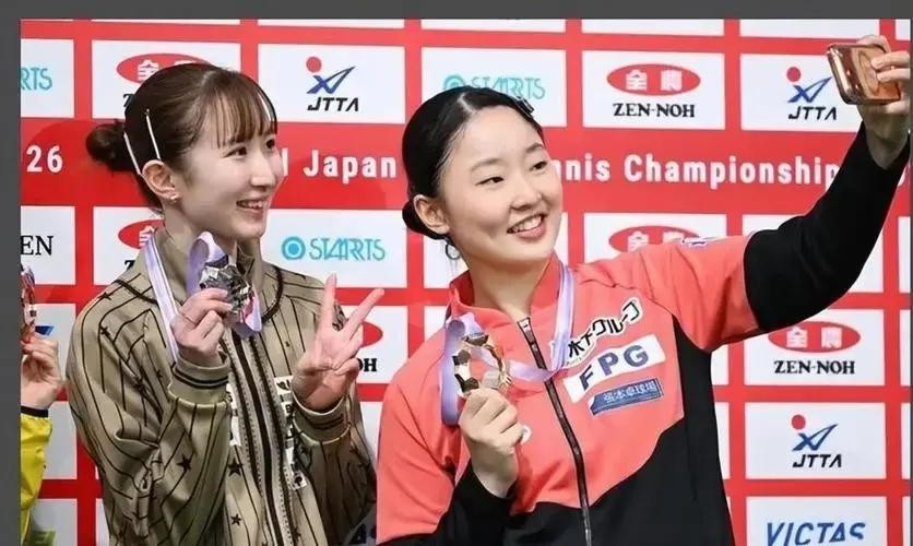 国乒女双0比3输日本不是崩盘！世界第114搭第10临时凑对，第三局追到9平仍差两分，女双决赛还得看王曼昱蒯曼
名古屋亚运会女双四分之一决赛现场，当记分牌定格在10比12，陈熠和范姝涵默默收拾球包。对面，张本美和与早田希娜击掌相庆。同一天，同一片场地，王曼昱和蒯曼以11比5、11比2、11比7碾压日本