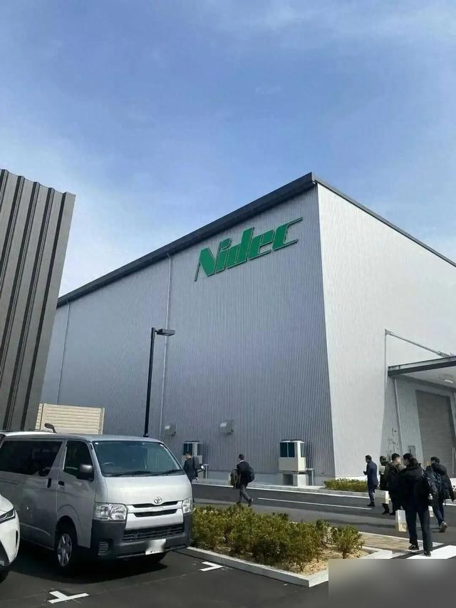 日本尼得科844起造假：95%偷换材料，工匠精神彻底破产
日本制造业的遮羞布，被尼得科一把扯了下来。
844起违规事件，九成五以上是未经客户同意擅自变更工序、设计和材料——这不是个别员工的失误，是整个企业体系性的道德塌方。60起重大质量问题，可能面临召回，而幕后推手，正是那位被奉为“经营之神”的创始