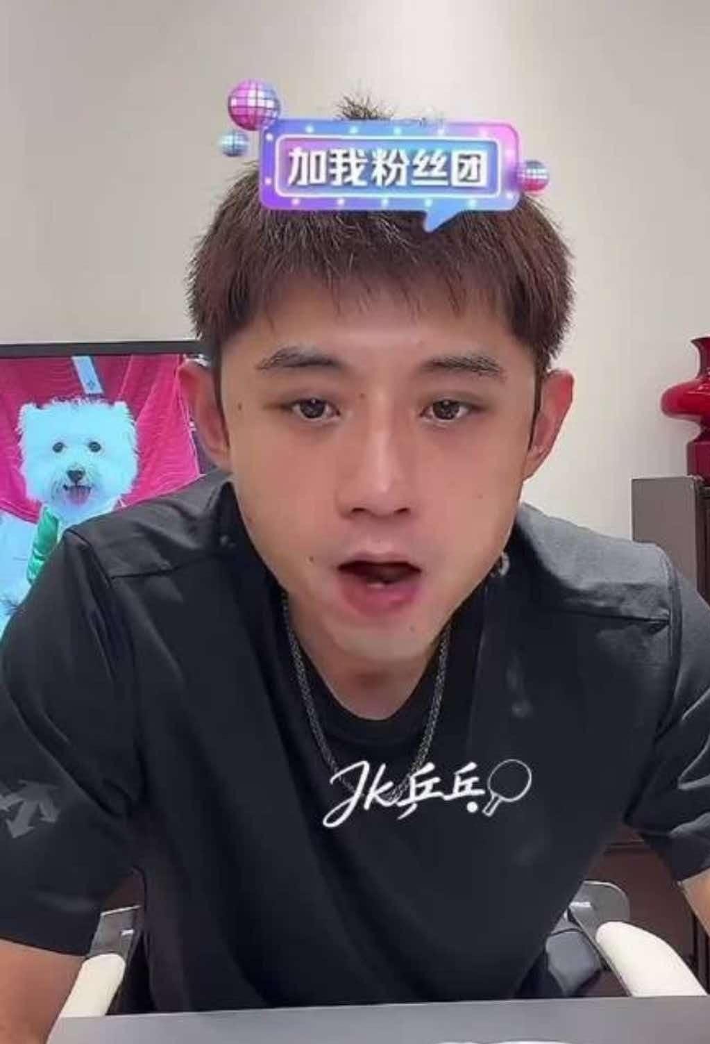 离开赛场这么多年，张继科在直播间随口飘出来的一句话，直接把整个国乒几十年的家底给踩在了脚下。
他在直播里公开揽功，说现在乒乓球场馆里坐得满满当当、粉丝举着灯牌喊破喉咙，全靠他当年给带起来的。
这话听着真让人直皱眉头。
承认他在里约那会儿确实破圈，长得帅打球又凶，圈了一大票年轻粉丝，但这就能直接
