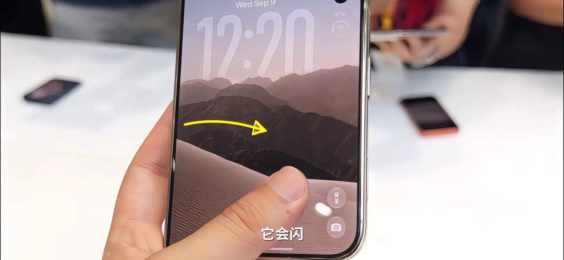 影视飓风也不严谨了，iPhoneduo 所谓反掰导致的闪屏明显是个壁纸系统的bug，如果说是屏幕被压坏了如何解释右下角两个图标都在正常显示呢，甚至液态玻璃效果都被正确渲染。