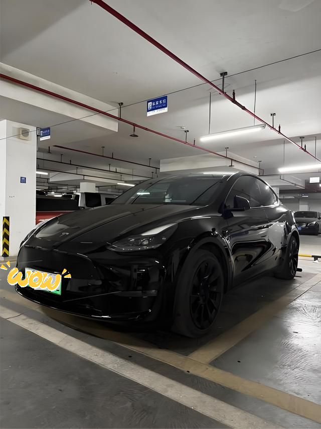 二手Model Y别乱冲，各年款真实二手行情，看懂再买少亏几万。
最近二手新能源市场火热，尤其是二手Model Y，关注度直接拉满。很多人想捡漏准新电车、省掉新车溢价，但是特斯拉二手水非常深，新车频繁降价直接带崩二手行情，不懂行情真的很容易买贵。今天我一次性给大家讲清楚真实成交价、优缺点、避坑重点。