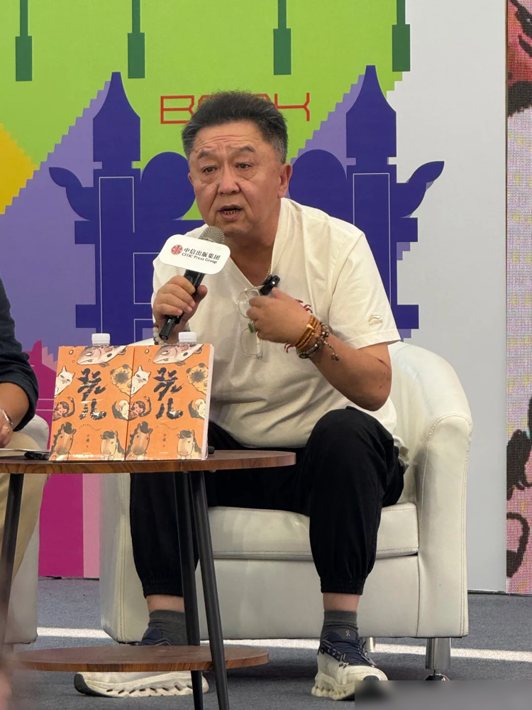 于谦新片扑街了，上映一周票房才两千万。但你去看看梁家辉怎么说他，根本不是那回事。
《老江湖》这片子，于谦演个基层老民警，梁家辉演资本大佬。一个松弛倔强，一个沉稳狠戾。两人往那一站，戏就出来了。梁家辉原话，他最欣赏于谦相声舞台上临场应变的功底。这可不是客套。
片场梁家辉带伤上工，于谦就在旁边盯着学