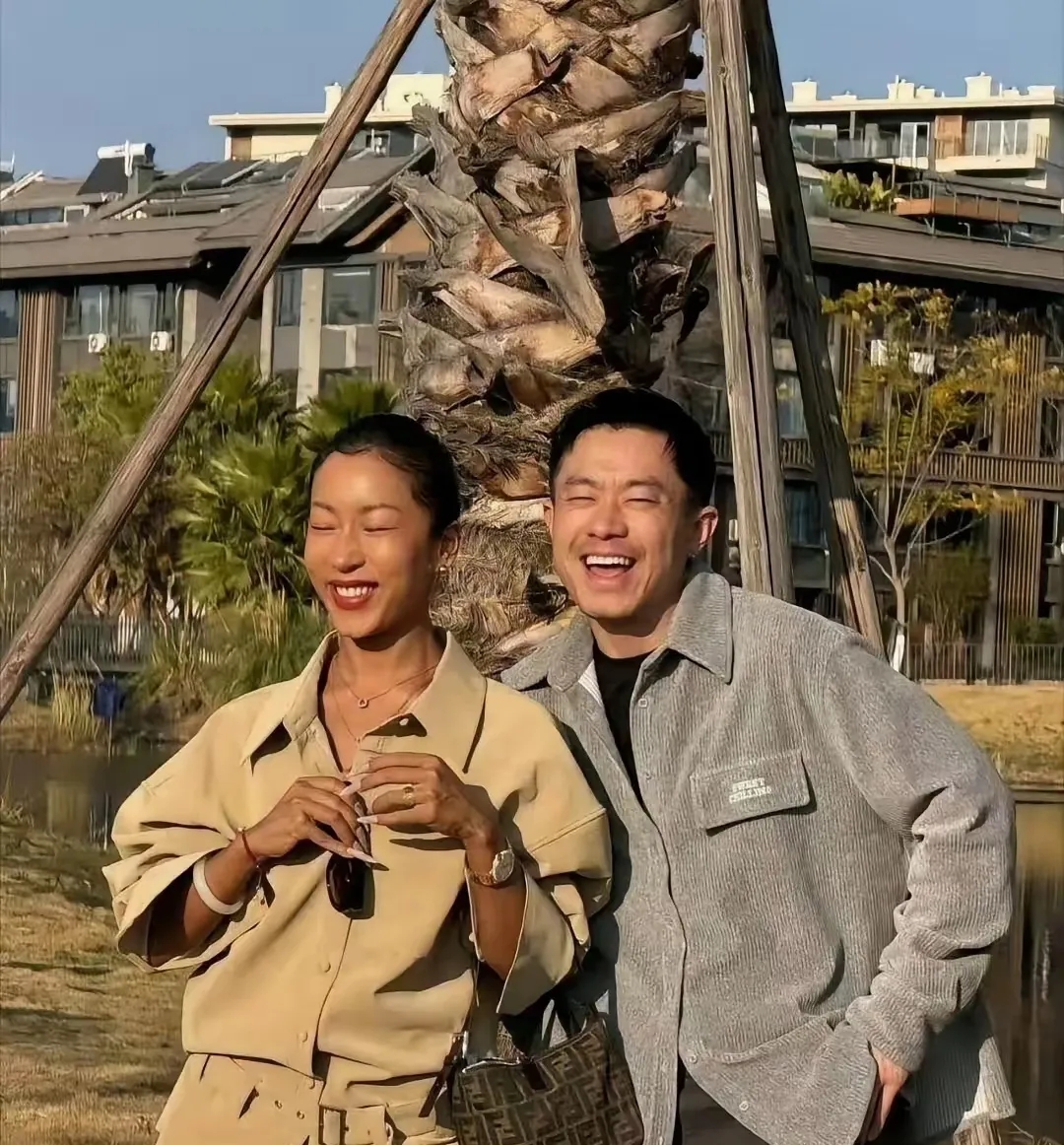 吉克隽逸和男友金思晨这组户外合照一出来，不少网友直呼，两个人站在一起，氛围感太搭了，看着格外顺眼。
 
男友金思晨不是娱乐圈里的艺人，长相朴实，天生爱笑。照片里两人并肩而立，他搭着吉克隽逸的肩膀，没有刻意摆拍的做作，是那种相处很久、松弛自在的状态。俩人肤色相近，不少人打趣，像是结伴一起美黑，风格浑然