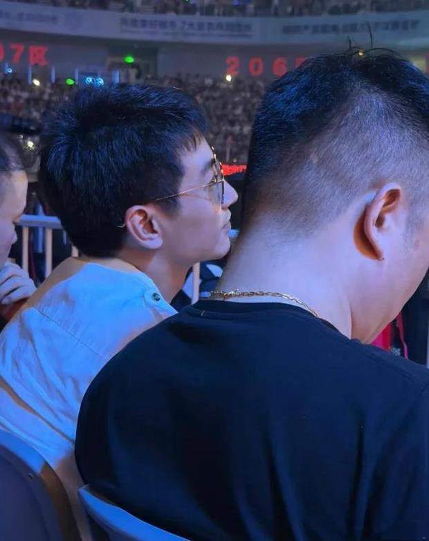 陈晓现身岳云鹏合肥演唱会，戴着眼镜素颜出镜，胖了一些后更帅了 ​
