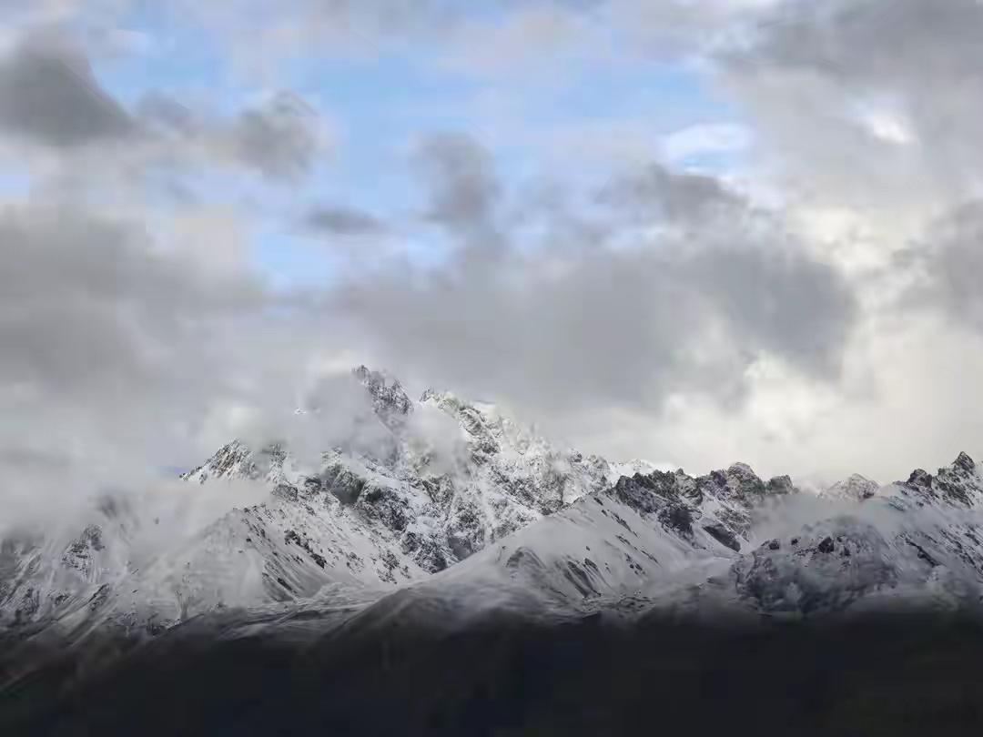 烈火雄风[超话] 雪山清晨。（来源 : 新华社）军事兵器影像 ​​​
