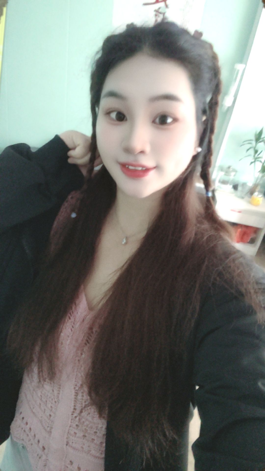 “长发及腰，温婉如诗，恰似李清照笔下的‘知否知否，应是绿肥红瘦’🌸。...