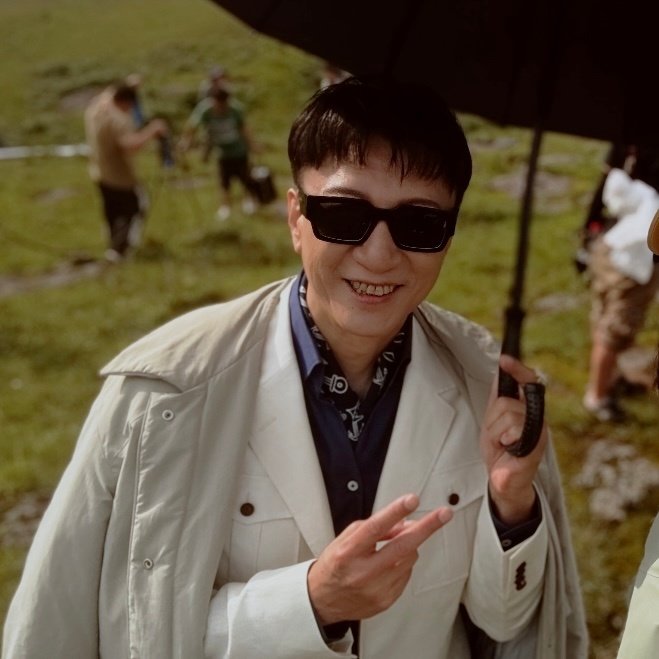 #孙红雷[超话]#  撑着黑伞可太帅了
cr.xhs ​