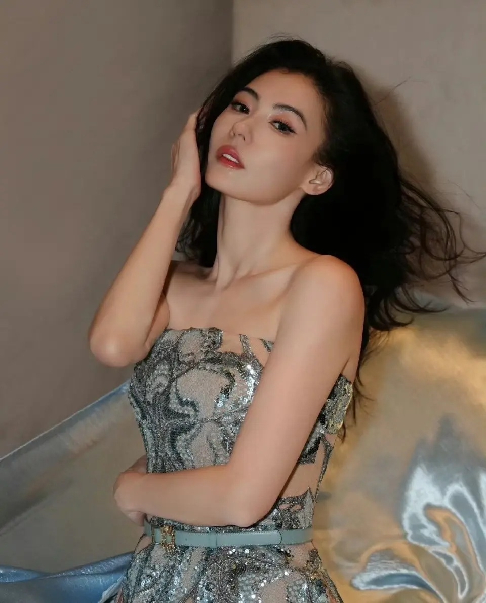 张柏芝和李嘉欣都是香港娱乐圈的大美人，各有各的美法。 李嘉欣1988年...