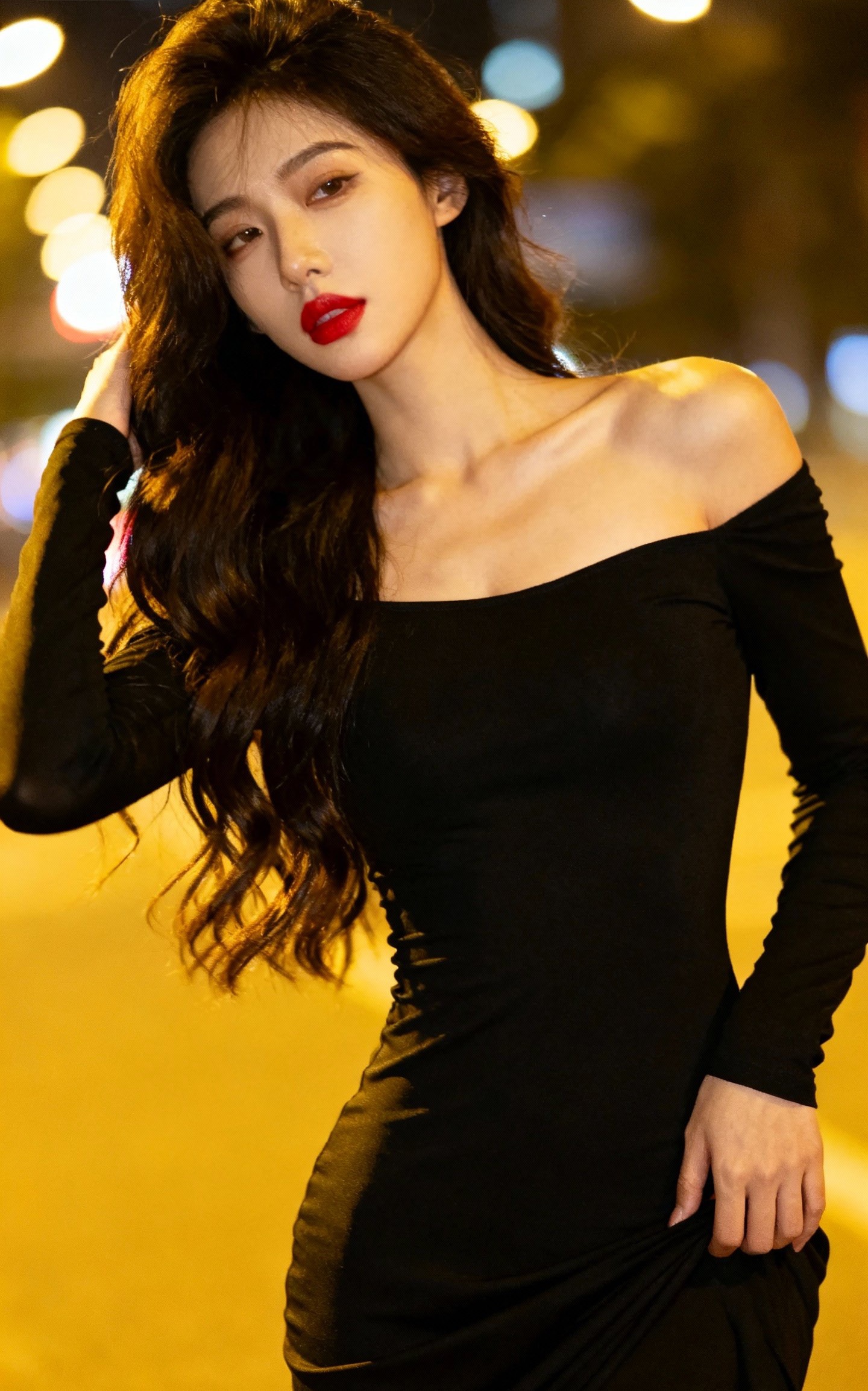 夜晚街头，红唇美女向来是焦点。身着蕾丝吊带睡裙现身街头，大红唇造型瞬间...