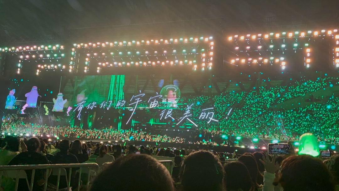 #王源[超话]##王源宇宙超级无敌大大狂欢巡演##共绘王源的狂欢轨迹# 家人们 有没有今晚在B2区10排32号座位上捡到一个扁扁OPPO充电宝跟一根数据线的姐妹啊 急急急[泪][泪][泪][泪][泪] ​